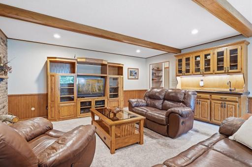980 Lydia Avenue W, Roseville, MN 55113