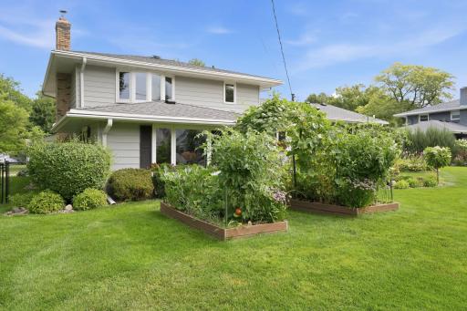 980 Lydia Avenue W, Roseville, MN 55113