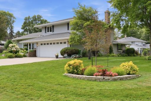 980 Lydia Avenue W, Roseville, MN 55113