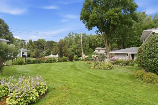 980 Lydia Avenue W, Roseville, MN 55113