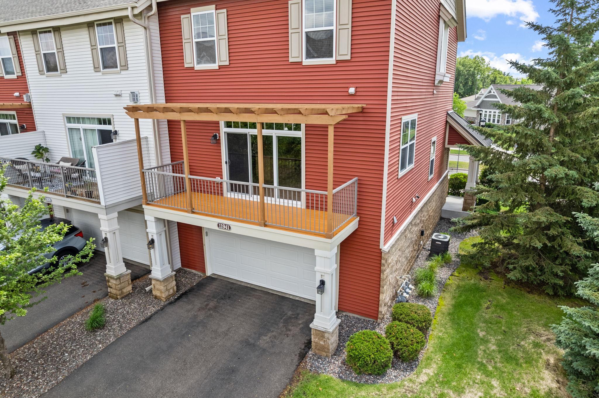 HOA covers the Pergola, seller responsible for deck boards