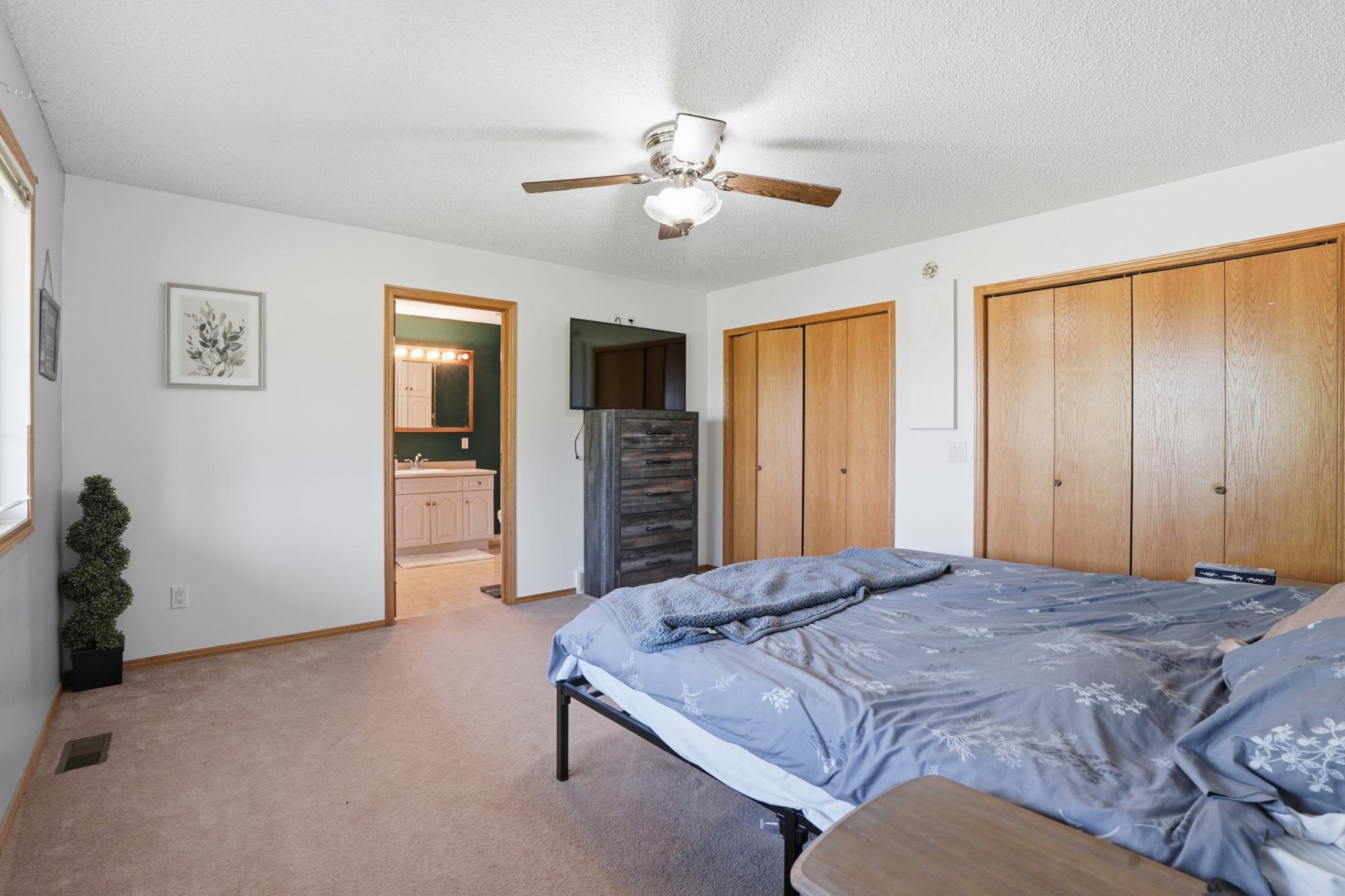 Primary bedroom(2)
