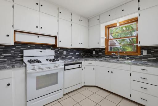 Appliances include a gas range and a dishwasher.