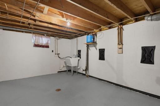 Mechanicals include a reverse osmosis water treatment system, an owned water softener, and a laundry tub. Washer and dryer hookups are present.