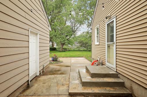 Additional side patio between house and garage.