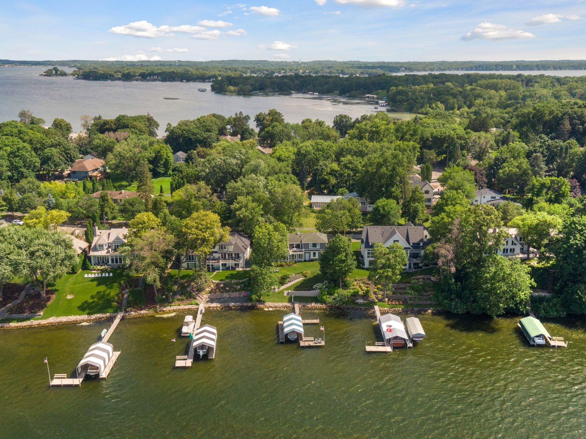Sought after Minnetonka Beach lake community