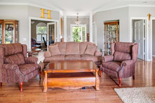1146 Pleasure Drive W, Litchfield, MN 55355