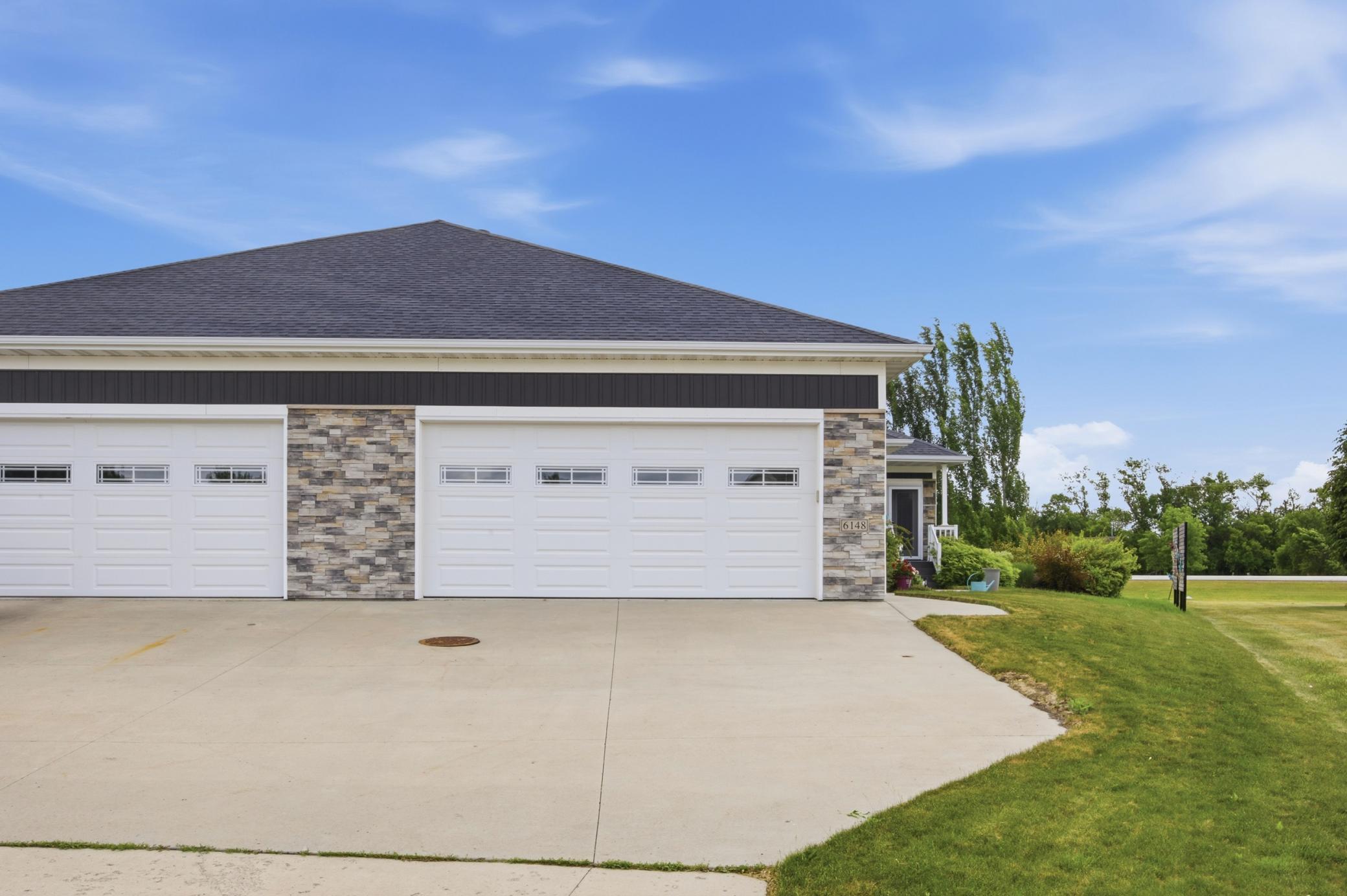 Stone Accents & Vinyl Siding