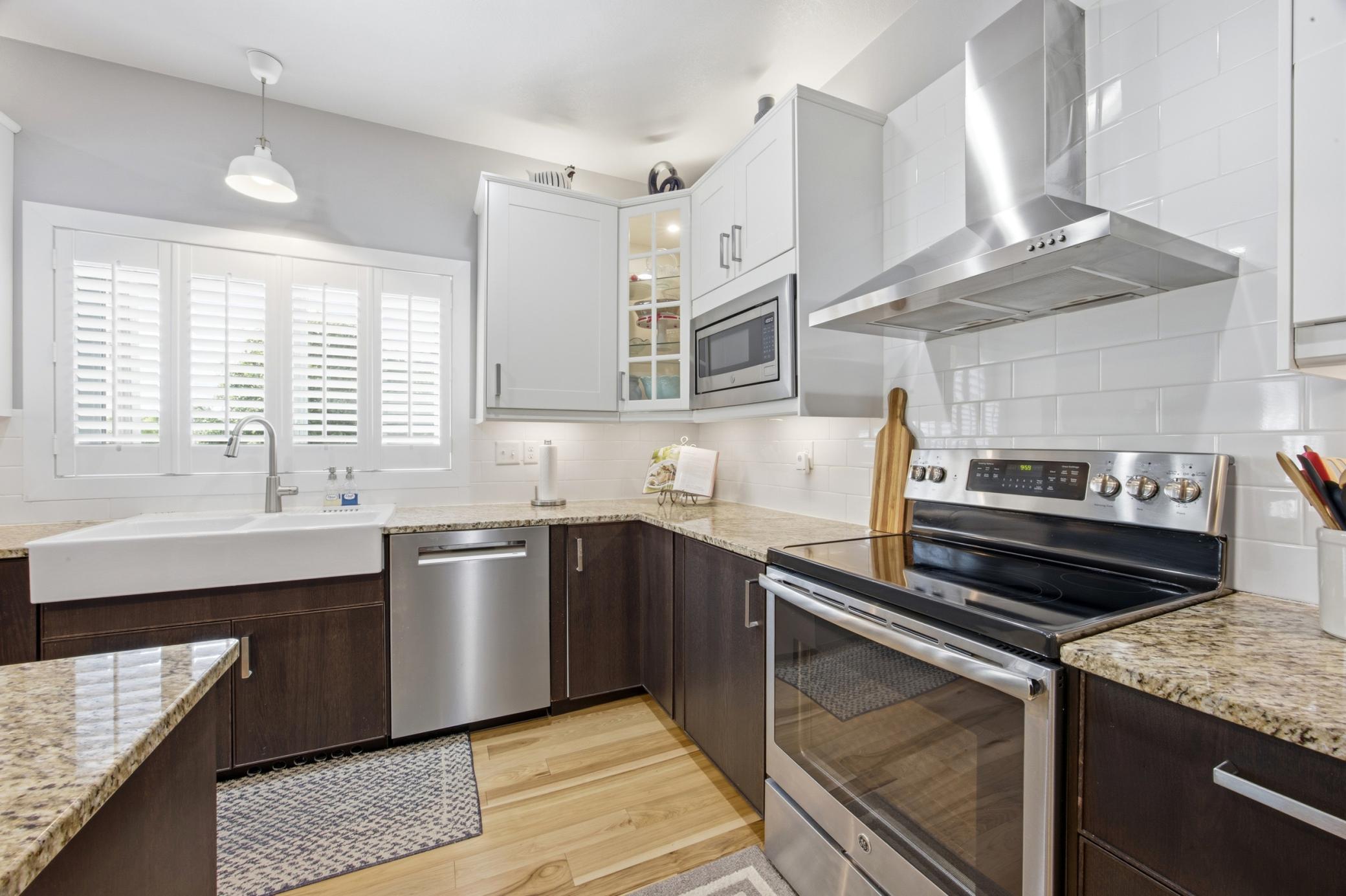 Range hood vents to the outside