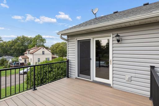 The exterior has been power washed and all the windows/glass professionally cleaned. Walkout from kitchen.