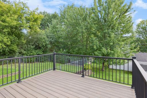 Beautiful new composite deck (Deckorators venture) with Kadenz aluminum railing. November 2024.