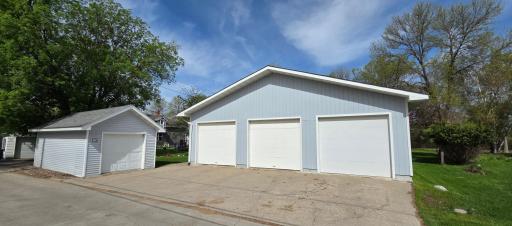 Garages/driveway