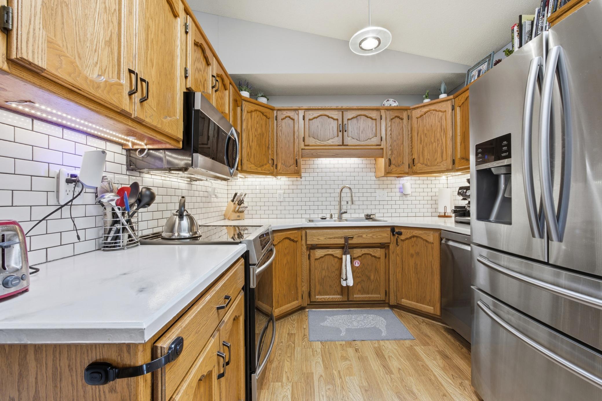 Kitchen (view 2)