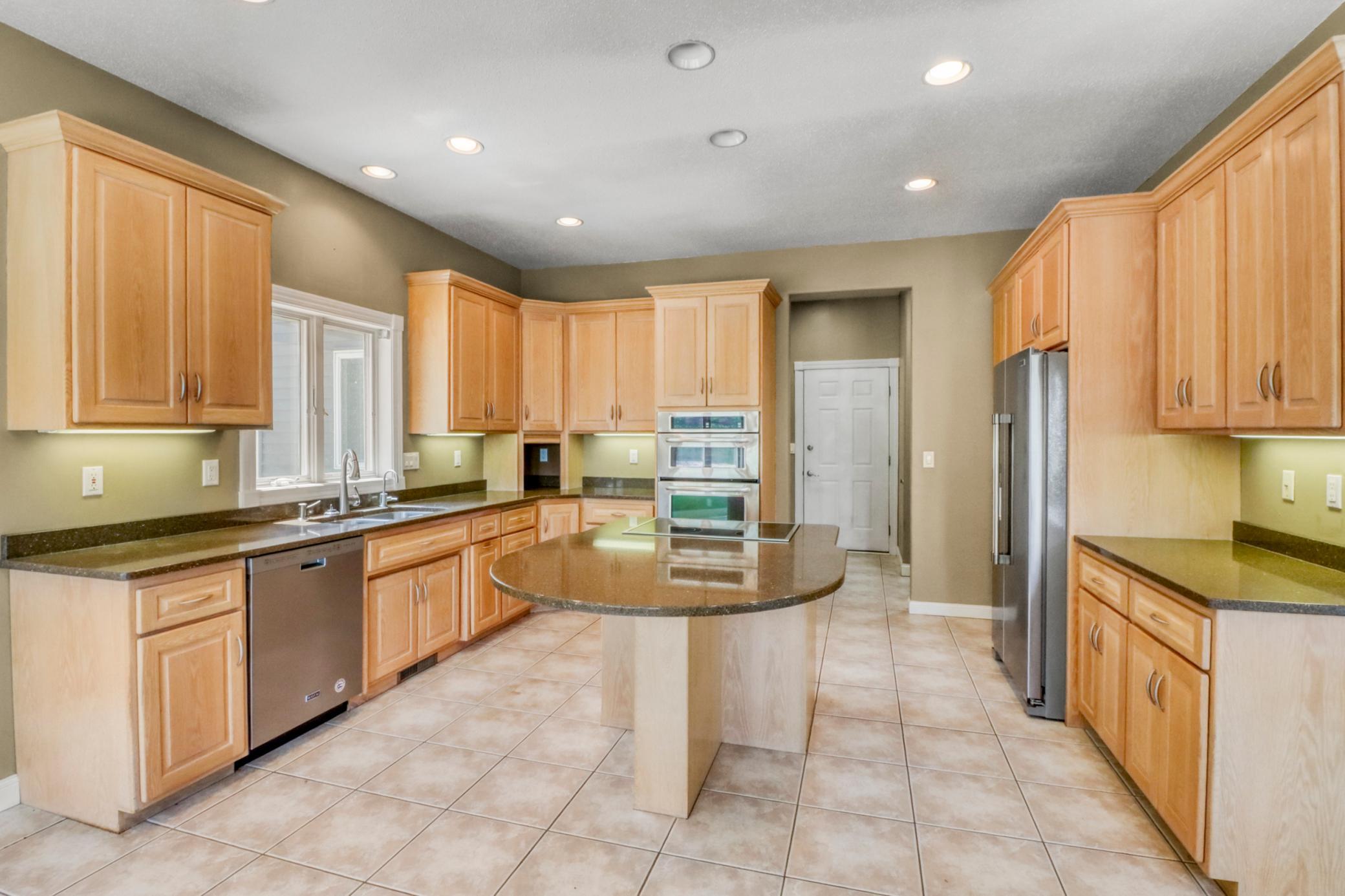 Kitchen1_0.JPG