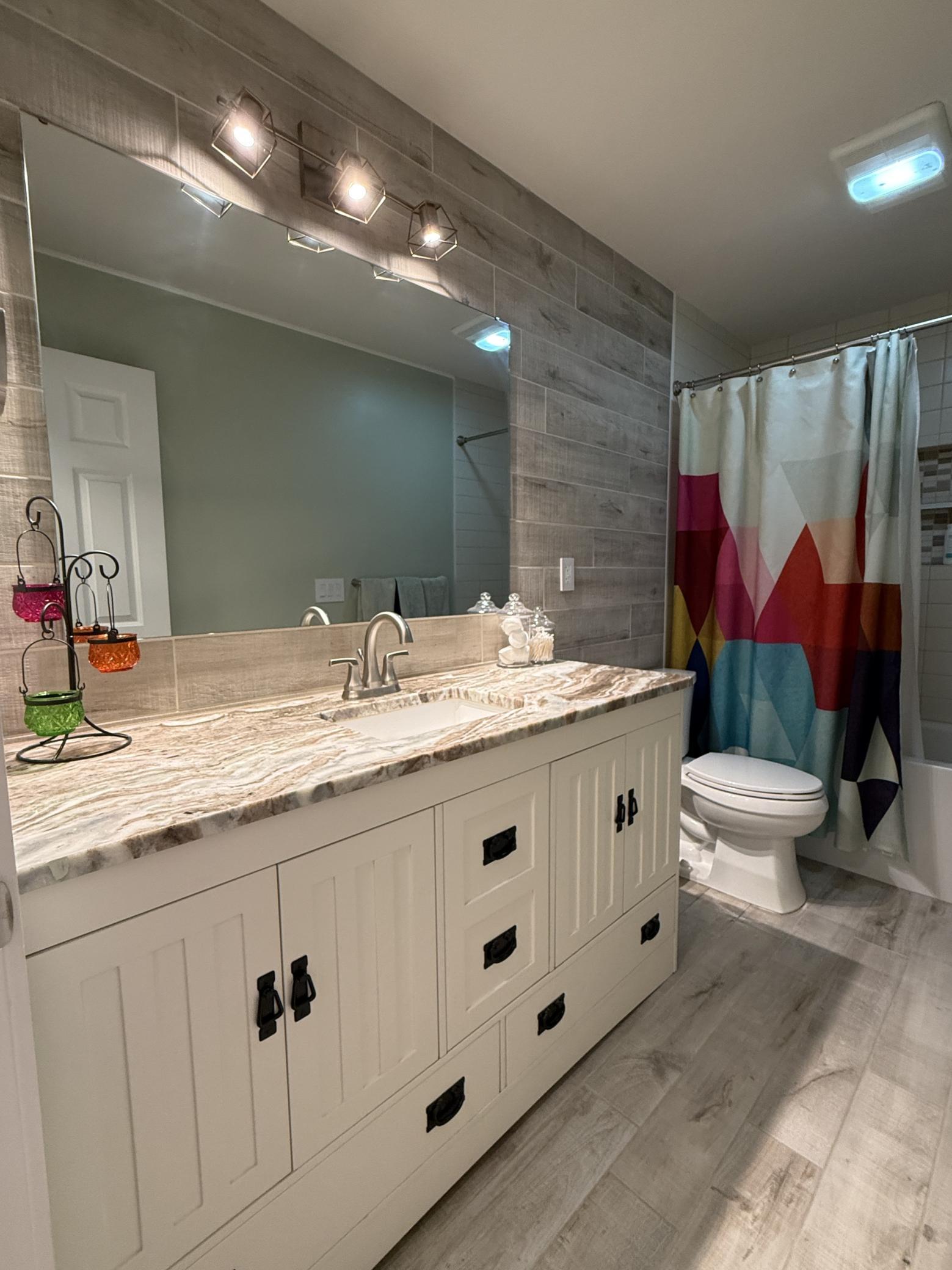 Main floor full tiled bathroom.