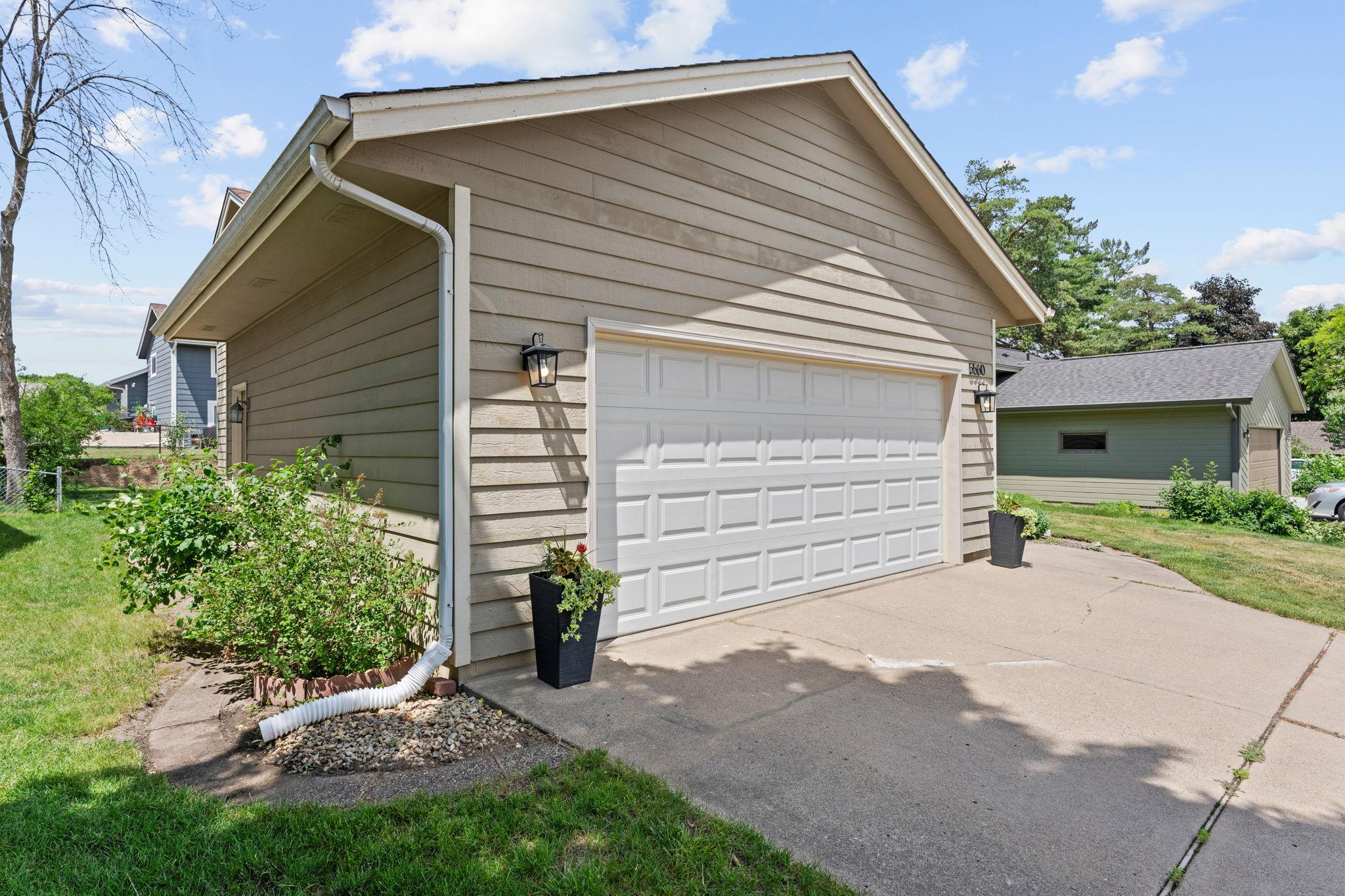 4-web-or-mls-5560 W 131st St-4.jpg