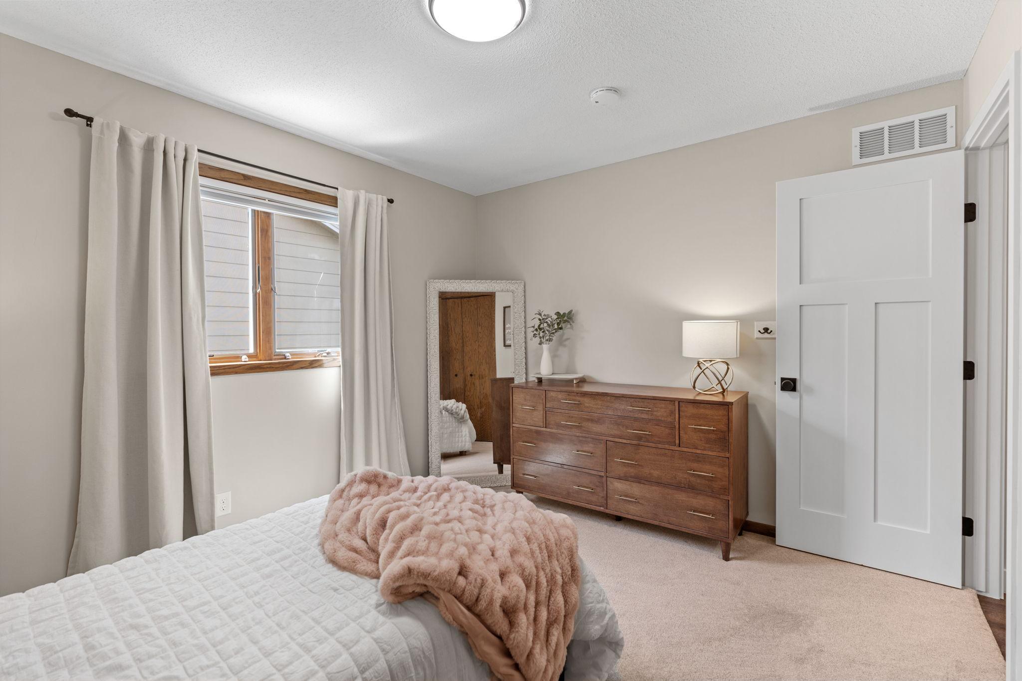 44-web-or-mls-5560 W 131st St-44.jpg