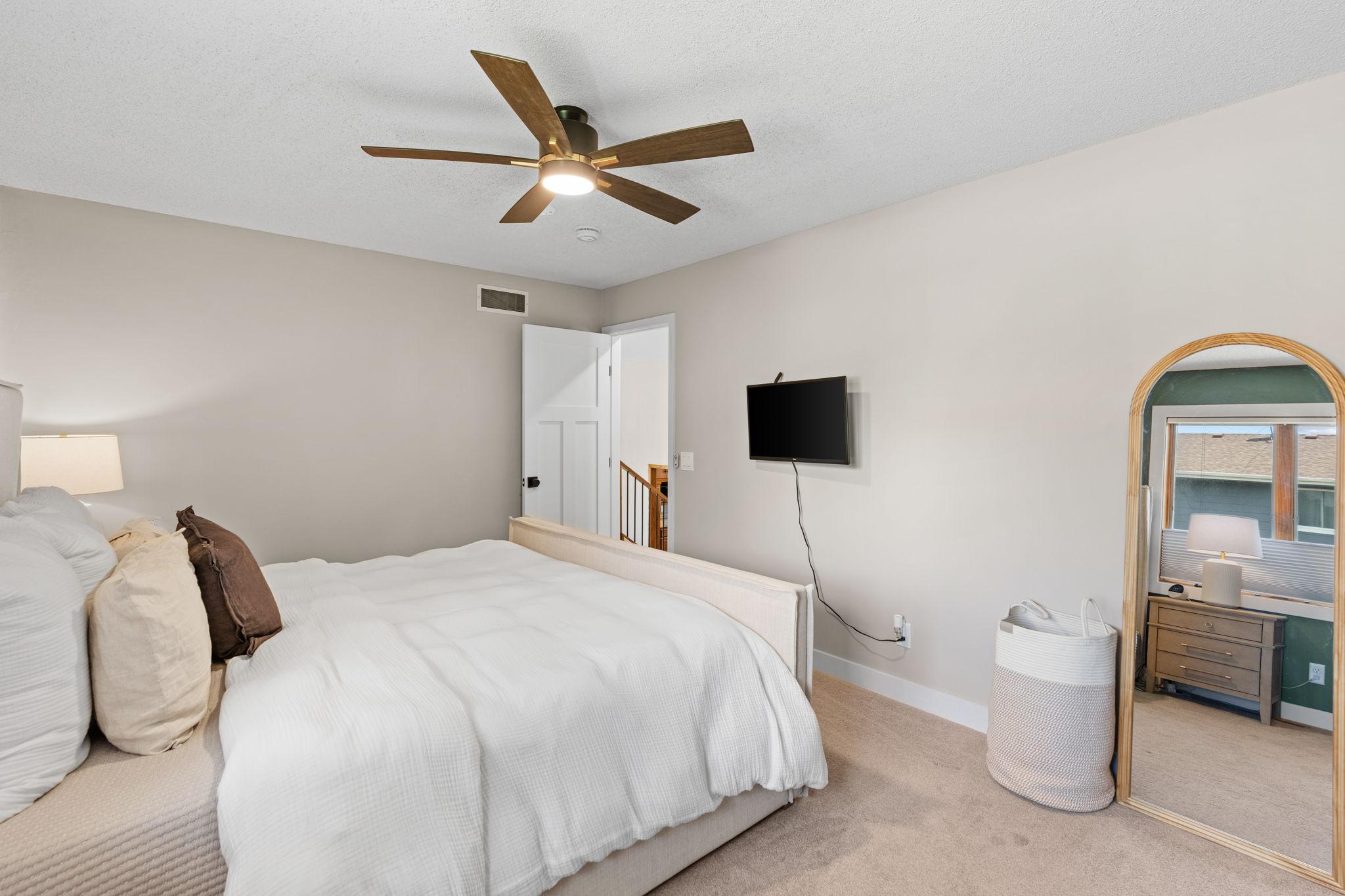 40-web-or-mls-5560 W 131st St-40.jpg