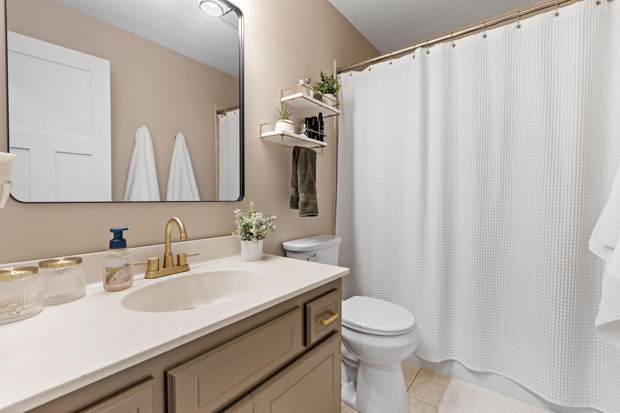 45-web-or-mls-5560 W 131st St-45.jpg