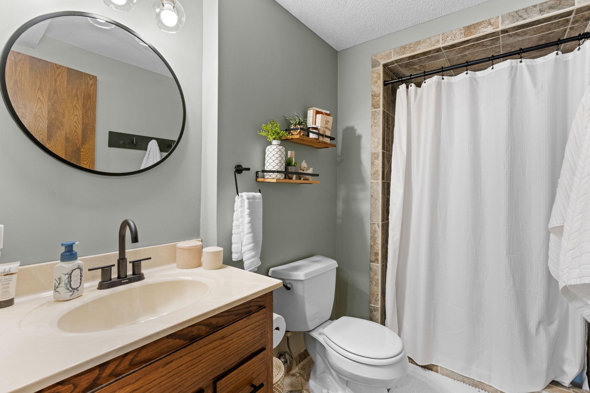 54-web-or-mls-5560 W 131st St-54.jpg
