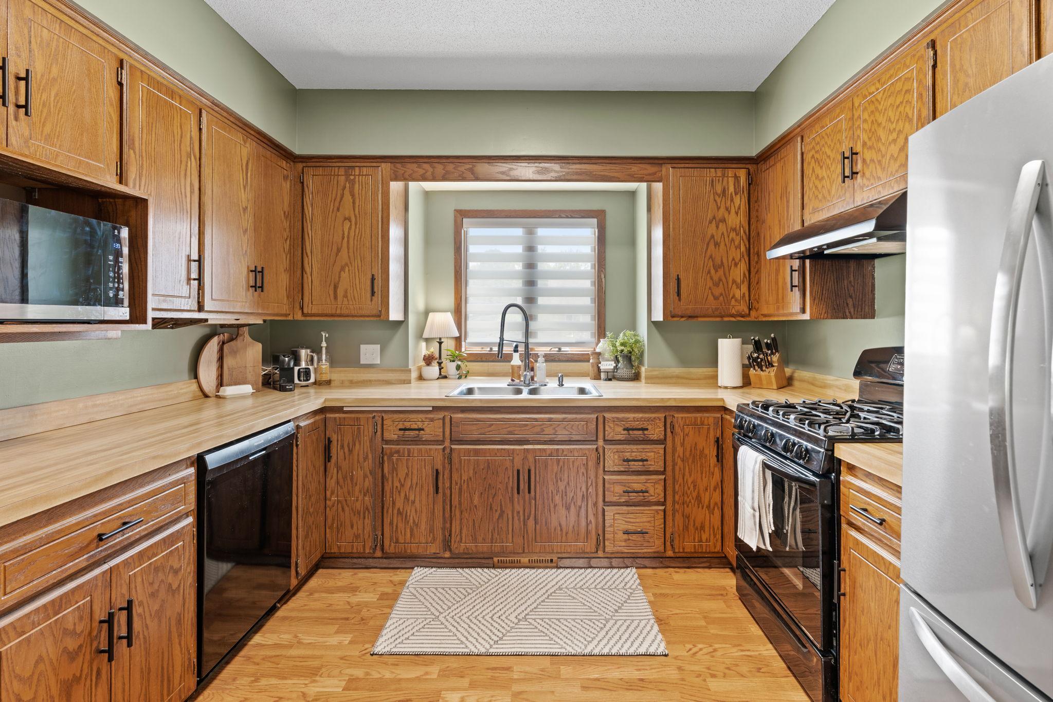 28-web-or-mls-5560 W 131st St-28.jpg