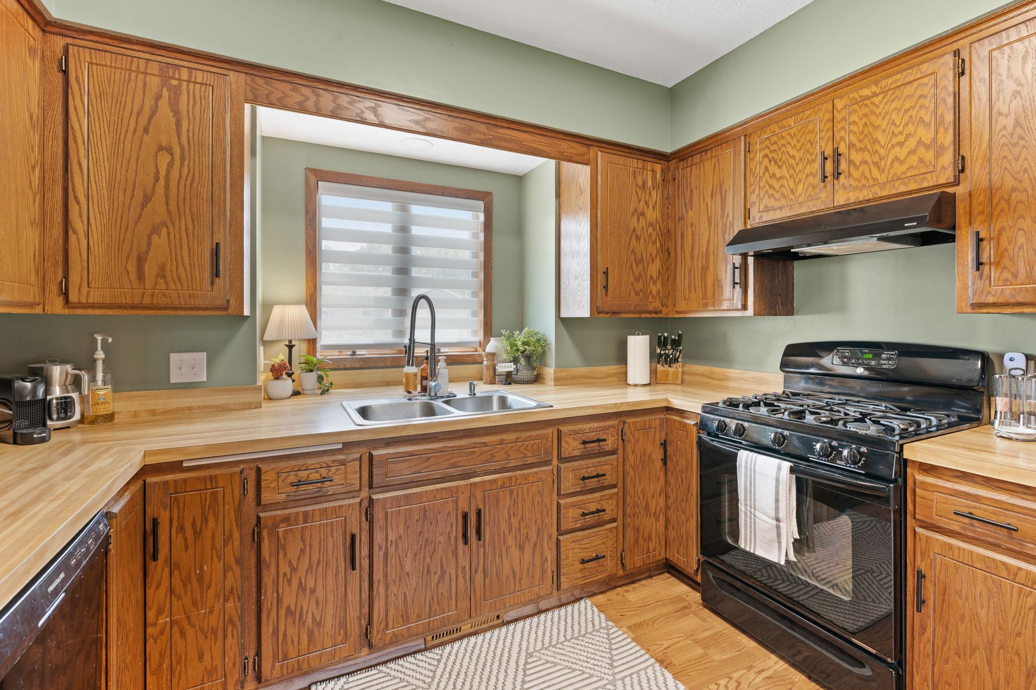 29-web-or-mls-5560 W 131st St-29.jpg
