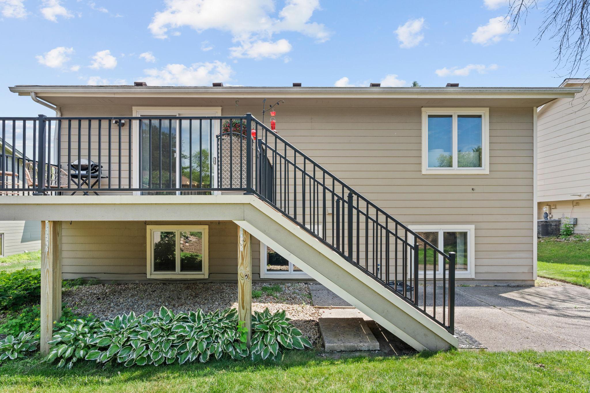 7-web-or-mls-5560 W 131st St-7.jpg