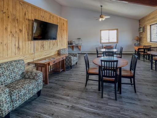 Walleye-Inn-in-Baudette-MN-2024-Interior--24-2200px.jpg