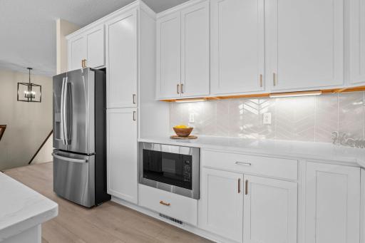 Under cabinet lighting and tile backsplash