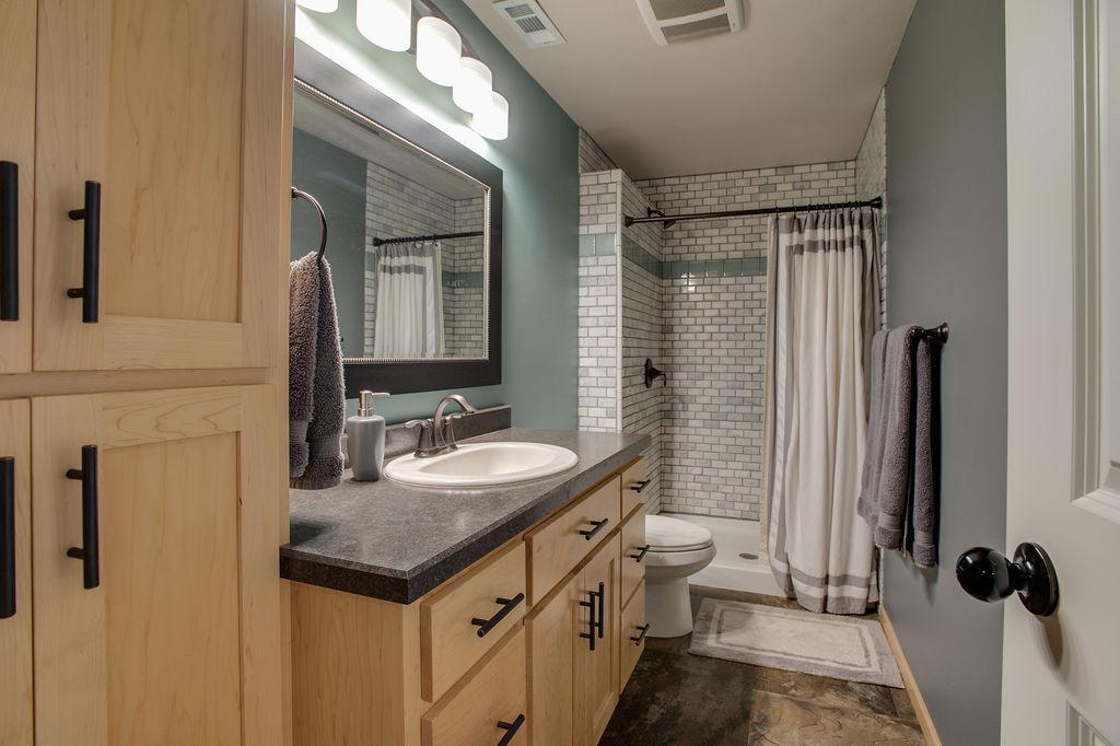 Bathroom - 3/4