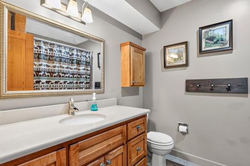 Full bathroom - Main level