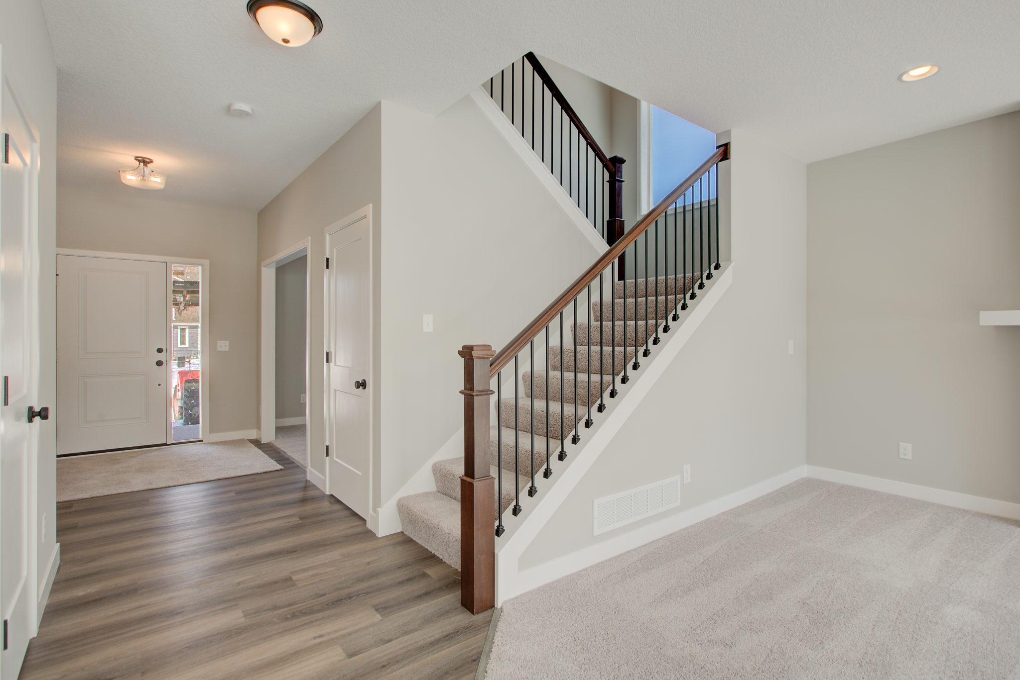 3-web-or-mls-foyer2.JPG