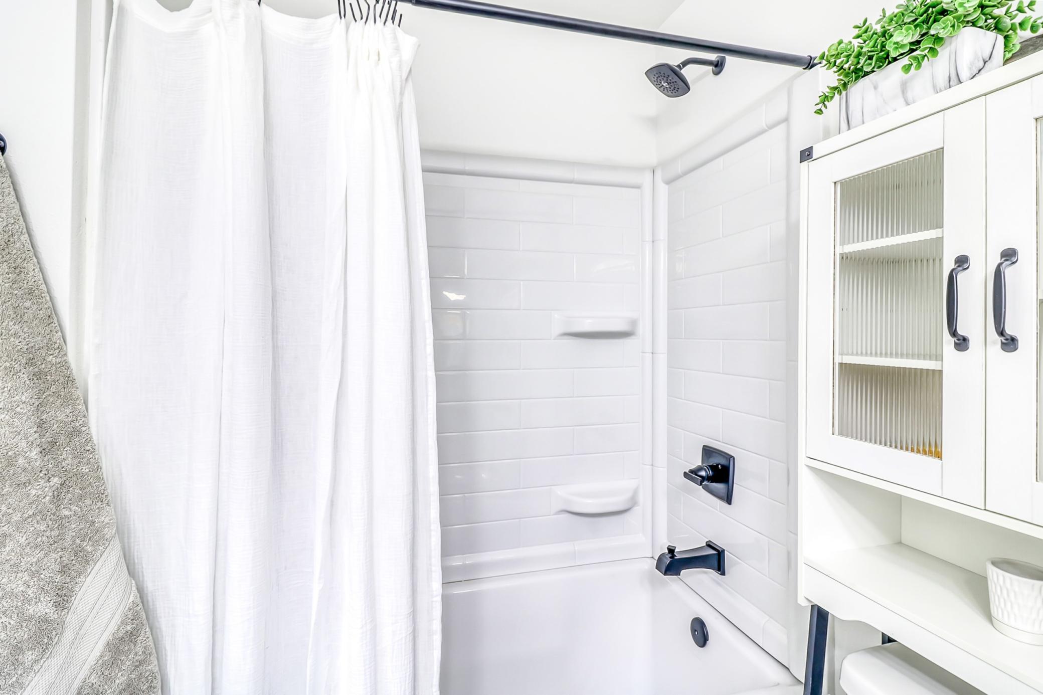 Upstairs Full Bathroom1_3.jpg