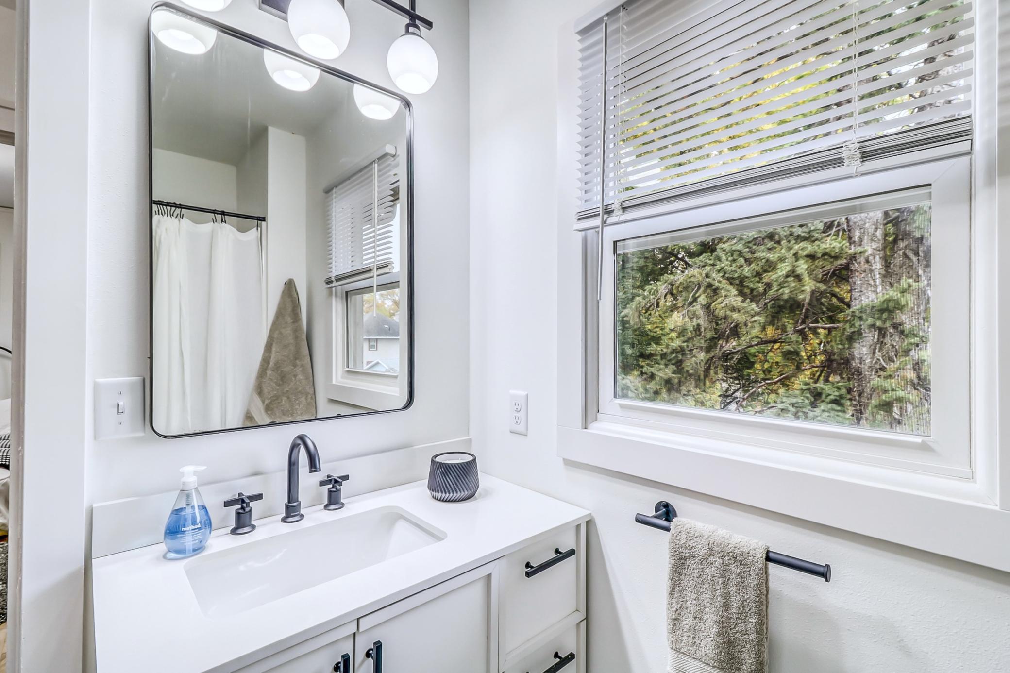 Upstairs Full Bathroom1_2.jpg