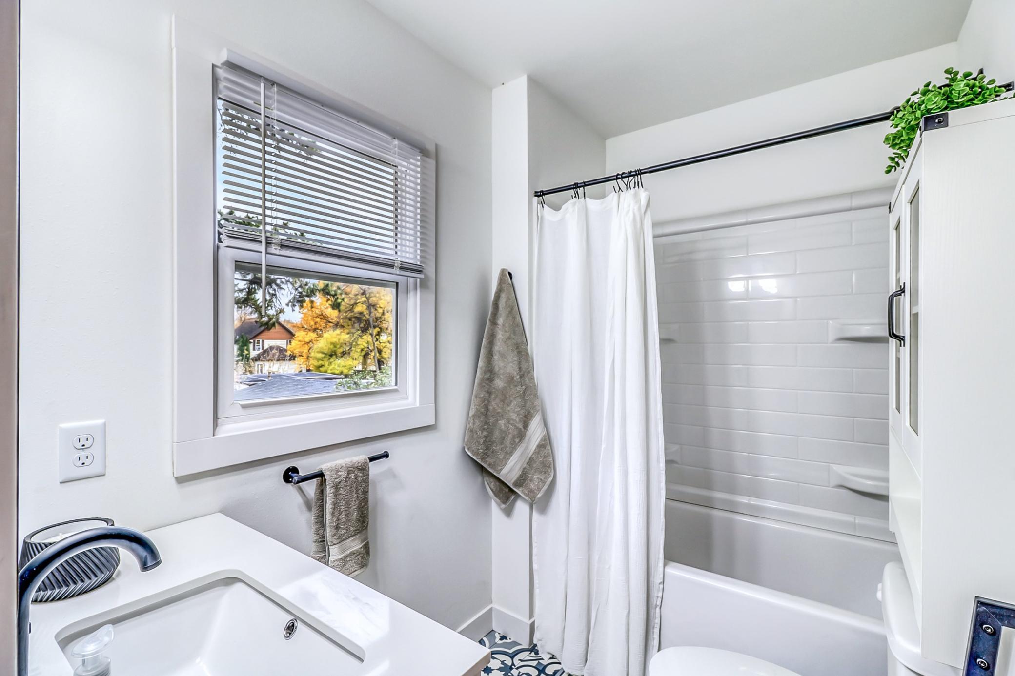 Upstairs Full Bathroom1_1.jpg