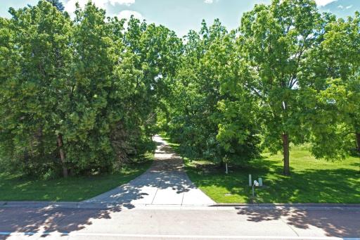 185 Pioneer Trail, Chanhassen, MN 55317