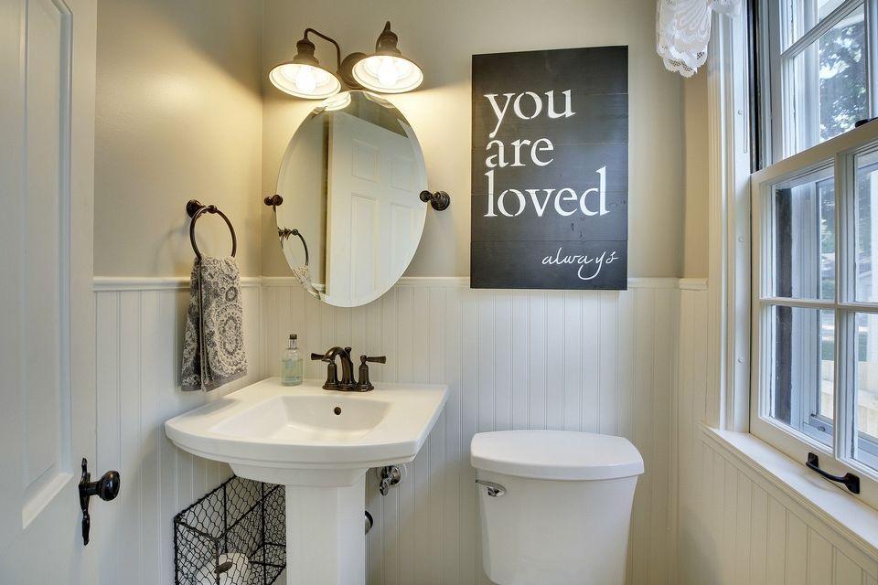 main floor 1/2 bath