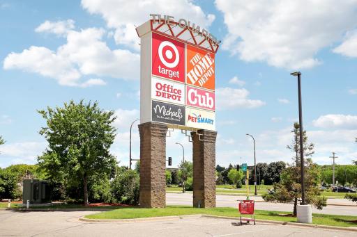 Just a block away from shopping and restaurants plus easy access on to 35W. U Bank Stadium just 4 miles away!