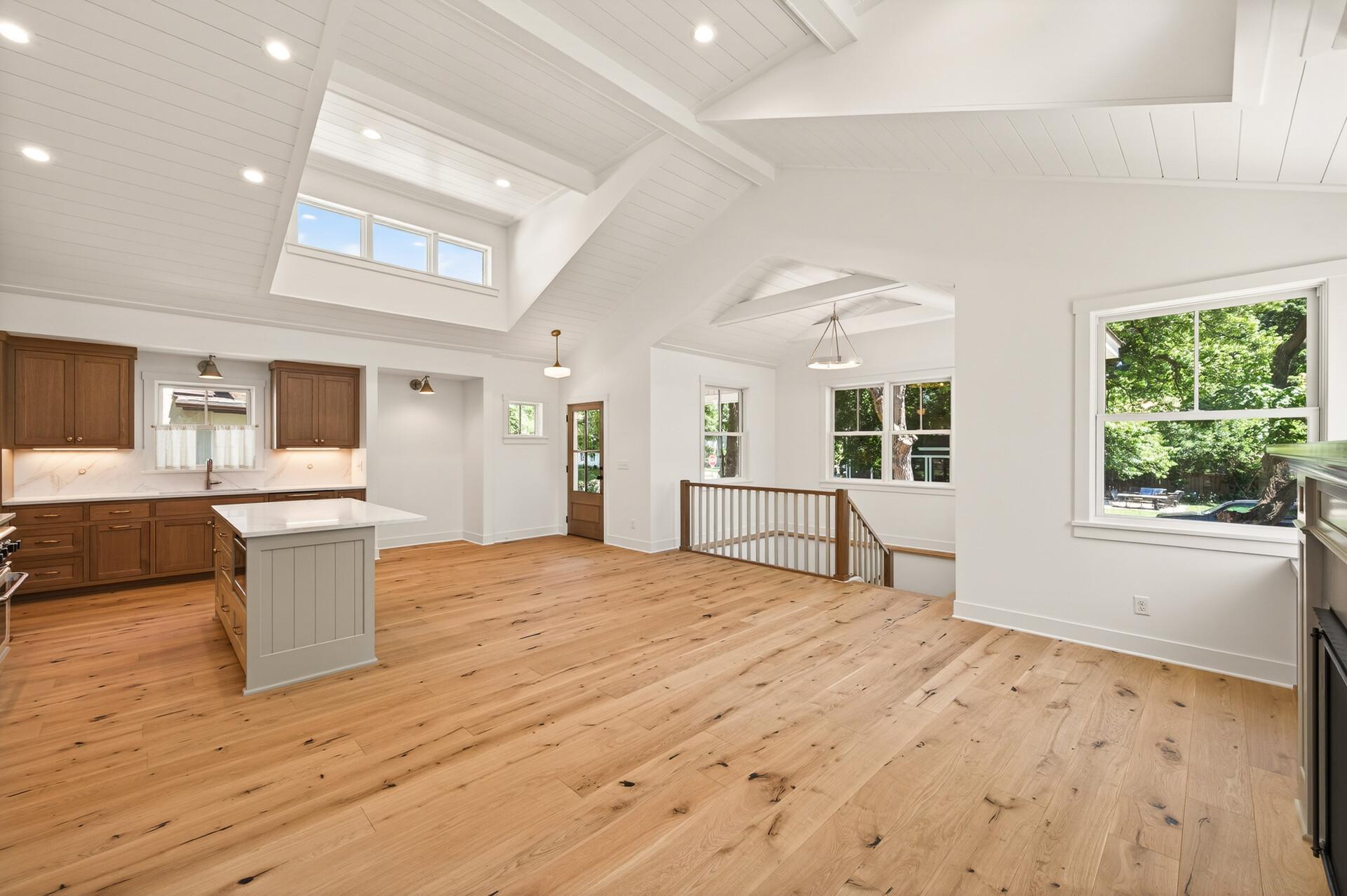 Beautiful floorpan and layout one block to lake
