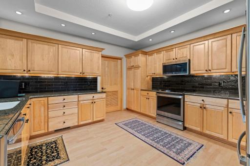 20-web-or-mls-11460 Fairfield Rd 103-35.jpg