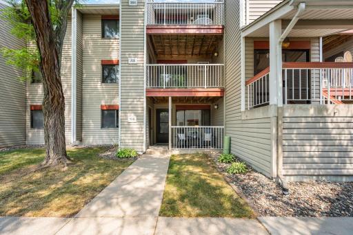 This awesome St. Louis Park location puts you just minutes from downtown Minneapolis, The Shops at West End, Trader Joe's, parks, trails, coffee shops, and some of the area's favorite restaurants.