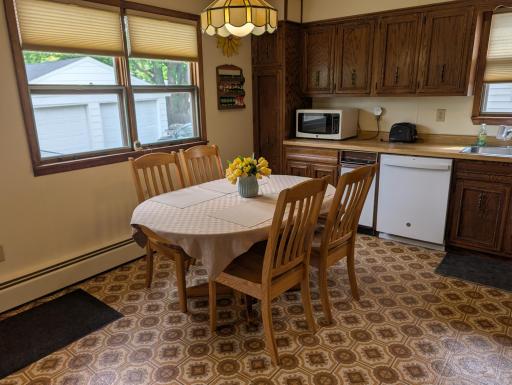 Kitchen Eating Area