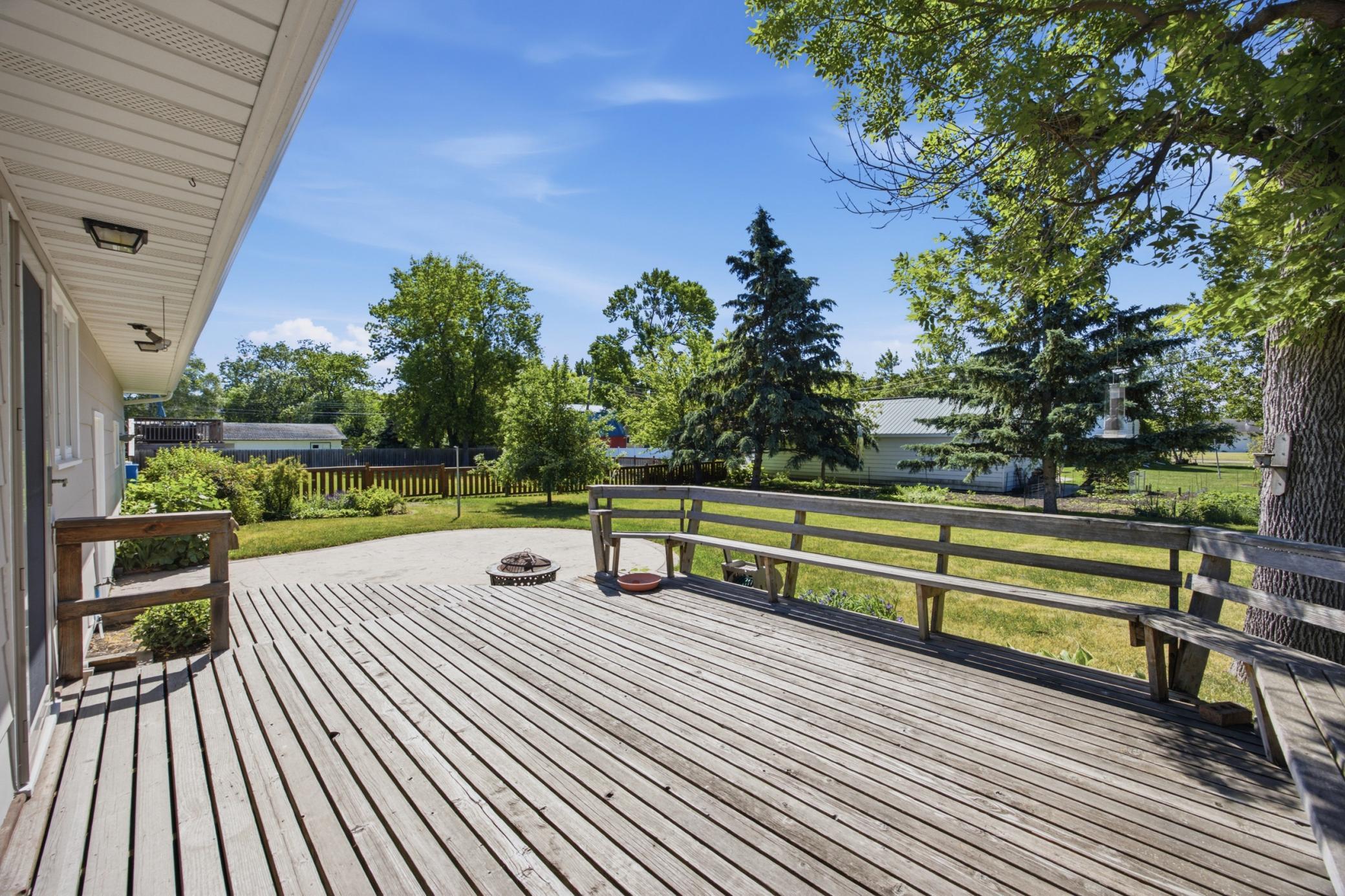 Large wood deck w/built in bench