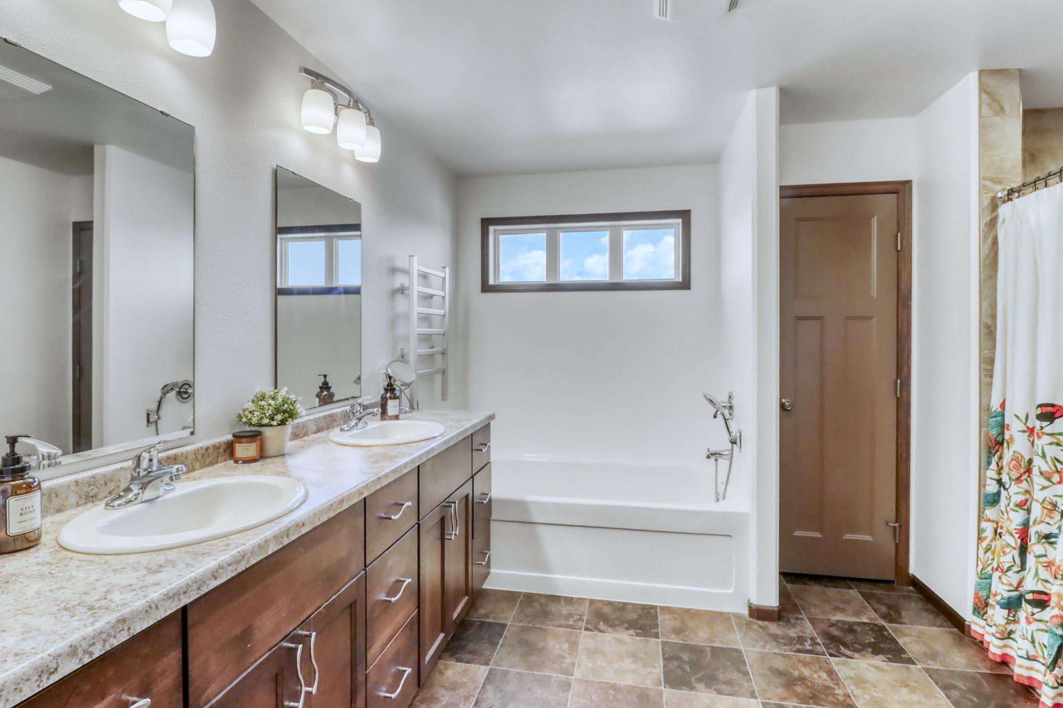 Primary Bathroom1_0-3264.JPG