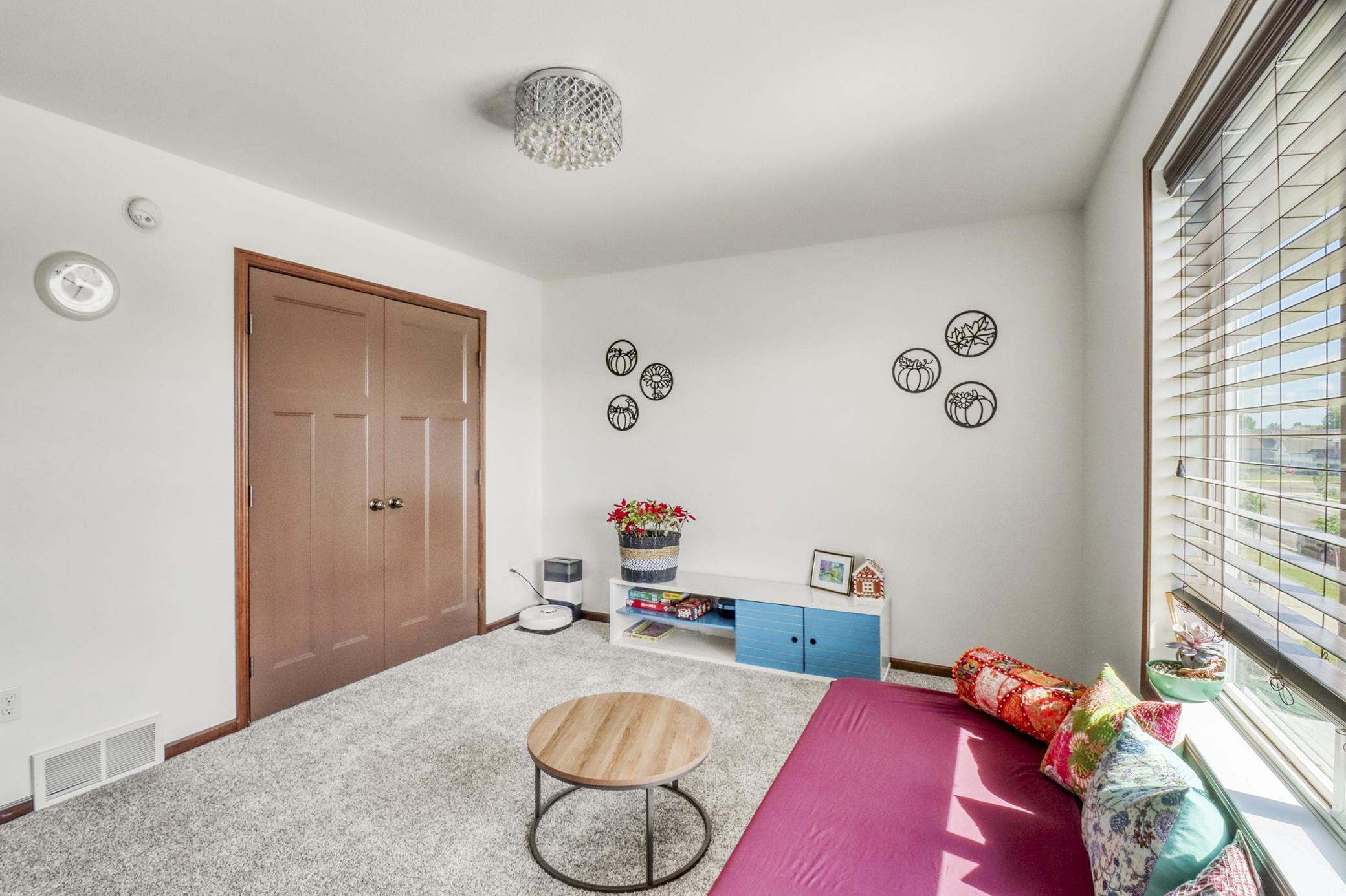 Upstairs Bedroom2_2-3264.JPG