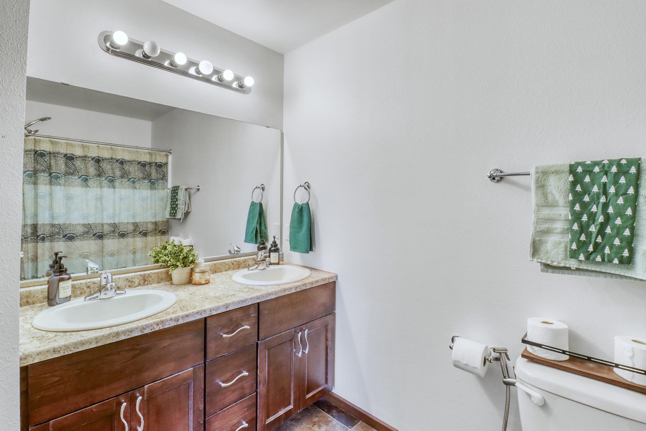 Upstairs Bathroom1_1-3264.JPG