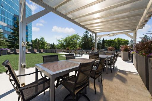 Rooftop Gazebo – Outdoor Dining & Relaxation
