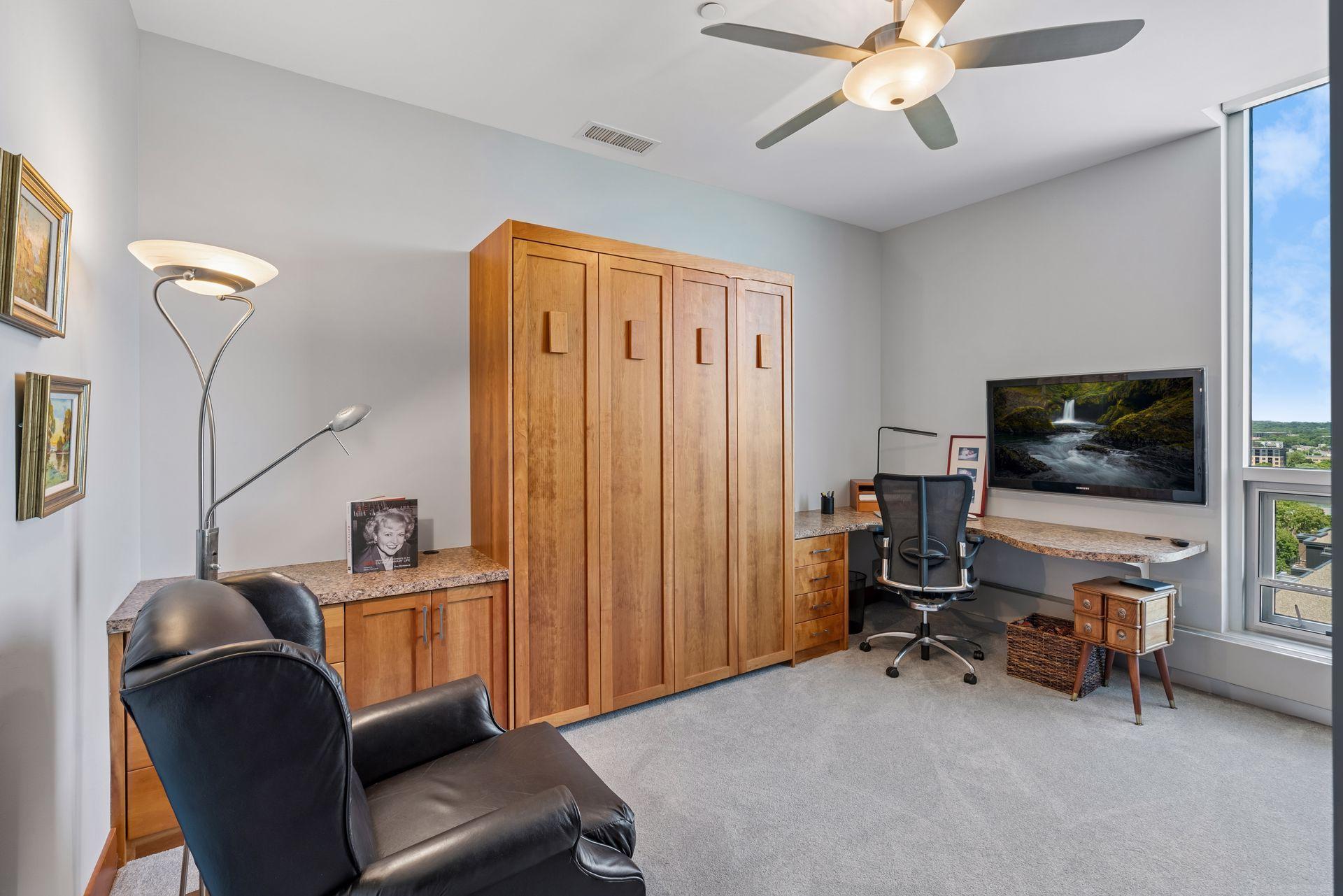 Second bedroom with murphy bed