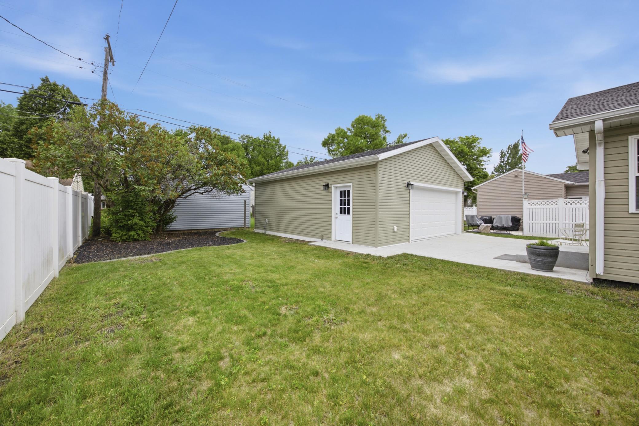 Oversized Double Garage/Backyard