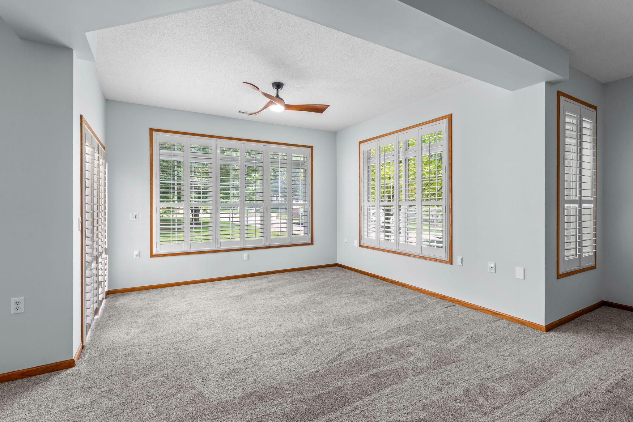 Fabulous flex space works great for dining, sitting area or more. Surrounded by large windows, wood blinds great a sun-filled space. (Virtual staging has been used to help highlight this home's features)